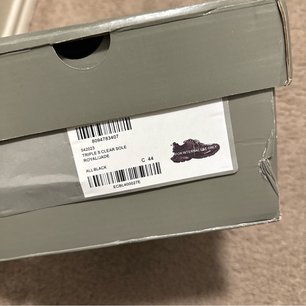 Size 7 women’s vnds with box and cover size 5 min men’s